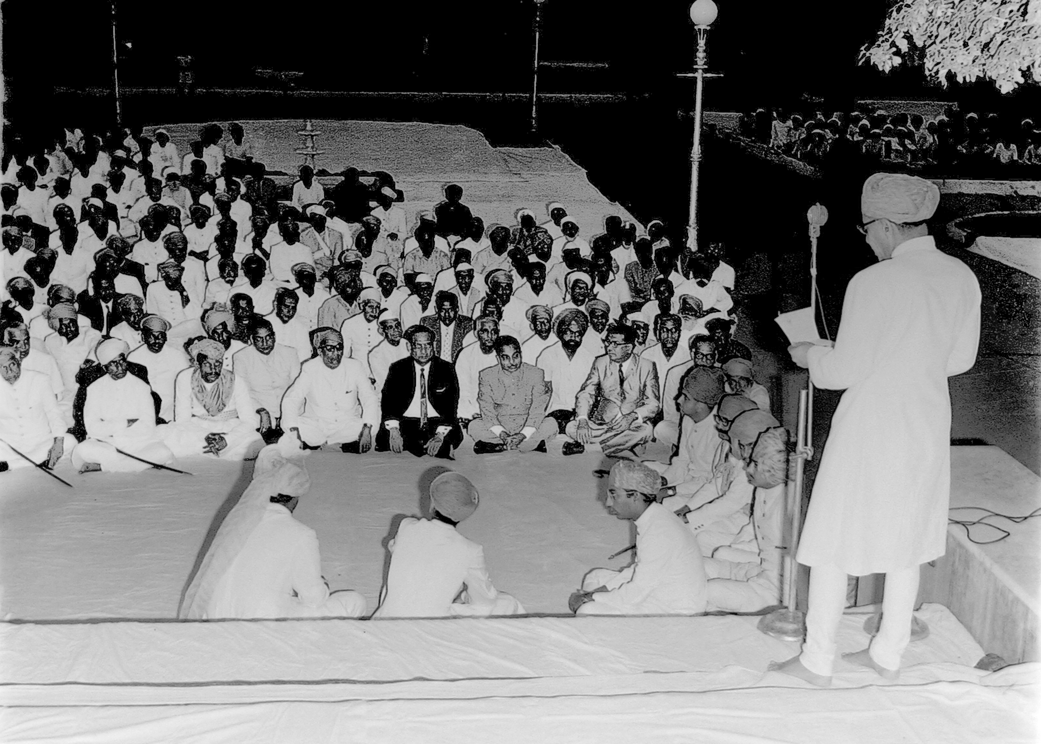 Maharana Bhagwat Singh Mewar of Udaipur addressing the dignitaries in front of Shambhu Niwas Palace at Basant Chowk